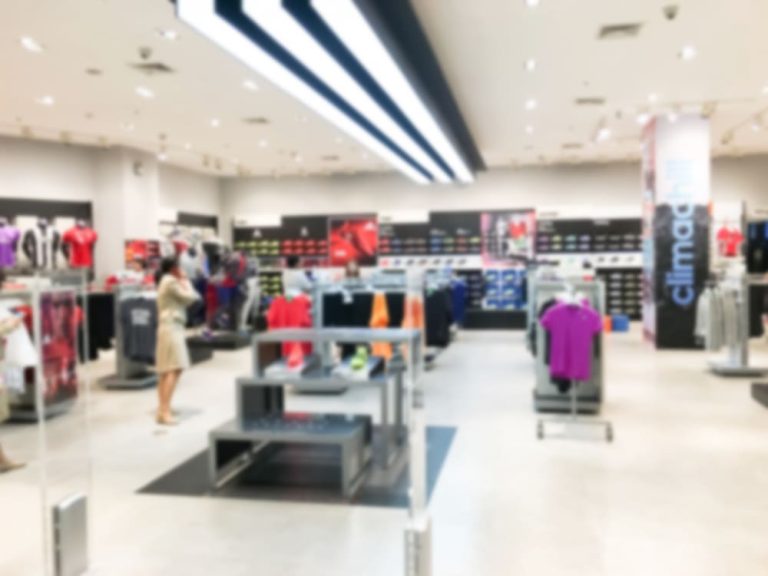 Las tiendas de ropa deportiva refuerzan su stock ante el inicio de la temporada